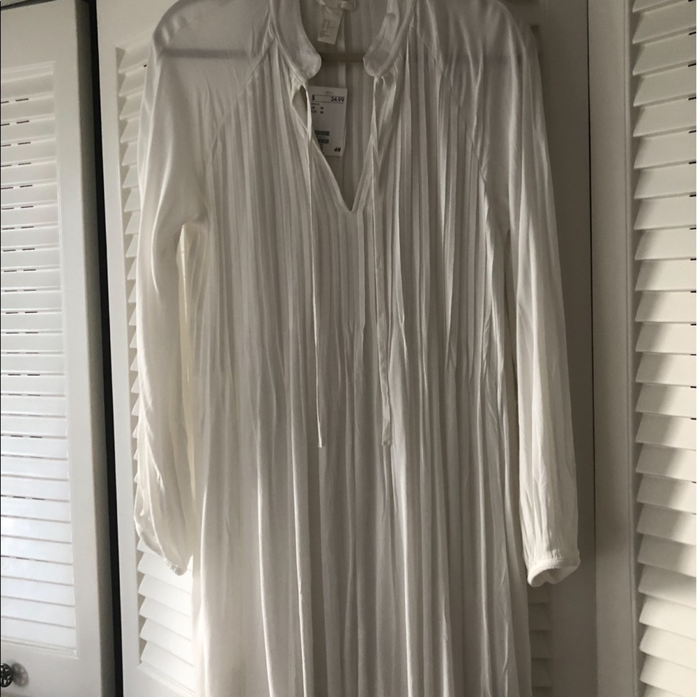 H&M pretty White dress in woven viscose, crepe fabric. Breezy, easy to wear.